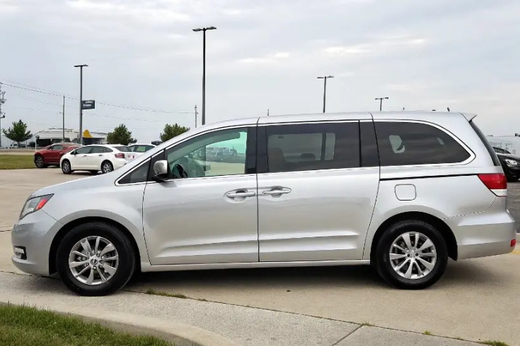 Как выбрать минивэн для аренды с водителем в Алматы: советы и рекомендации