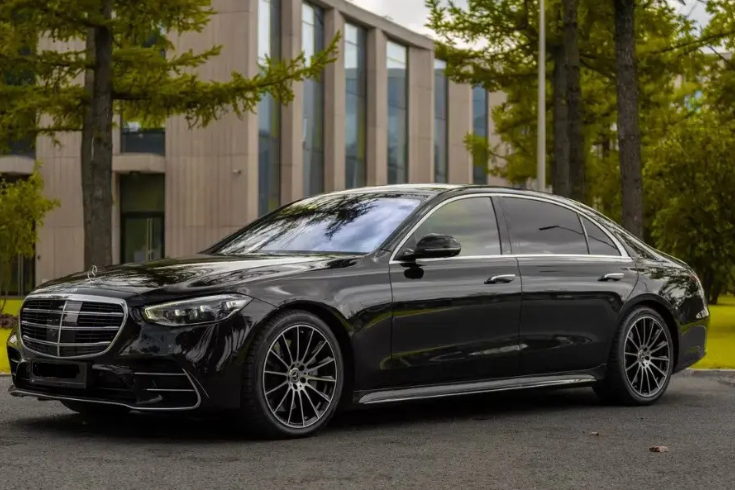 Как забронировать автомобиль для деловой поездки из аэропорта Алматы?