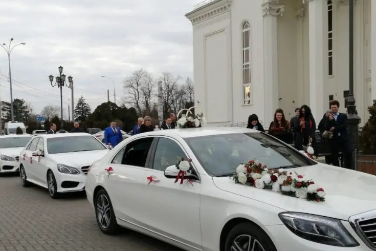 Аренда автомобиля для свадеб и праздников в Алматы