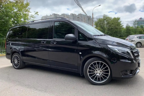 Аренда минивэна с водителем в Алматы: комфорт для семьи, компании и бизнеса