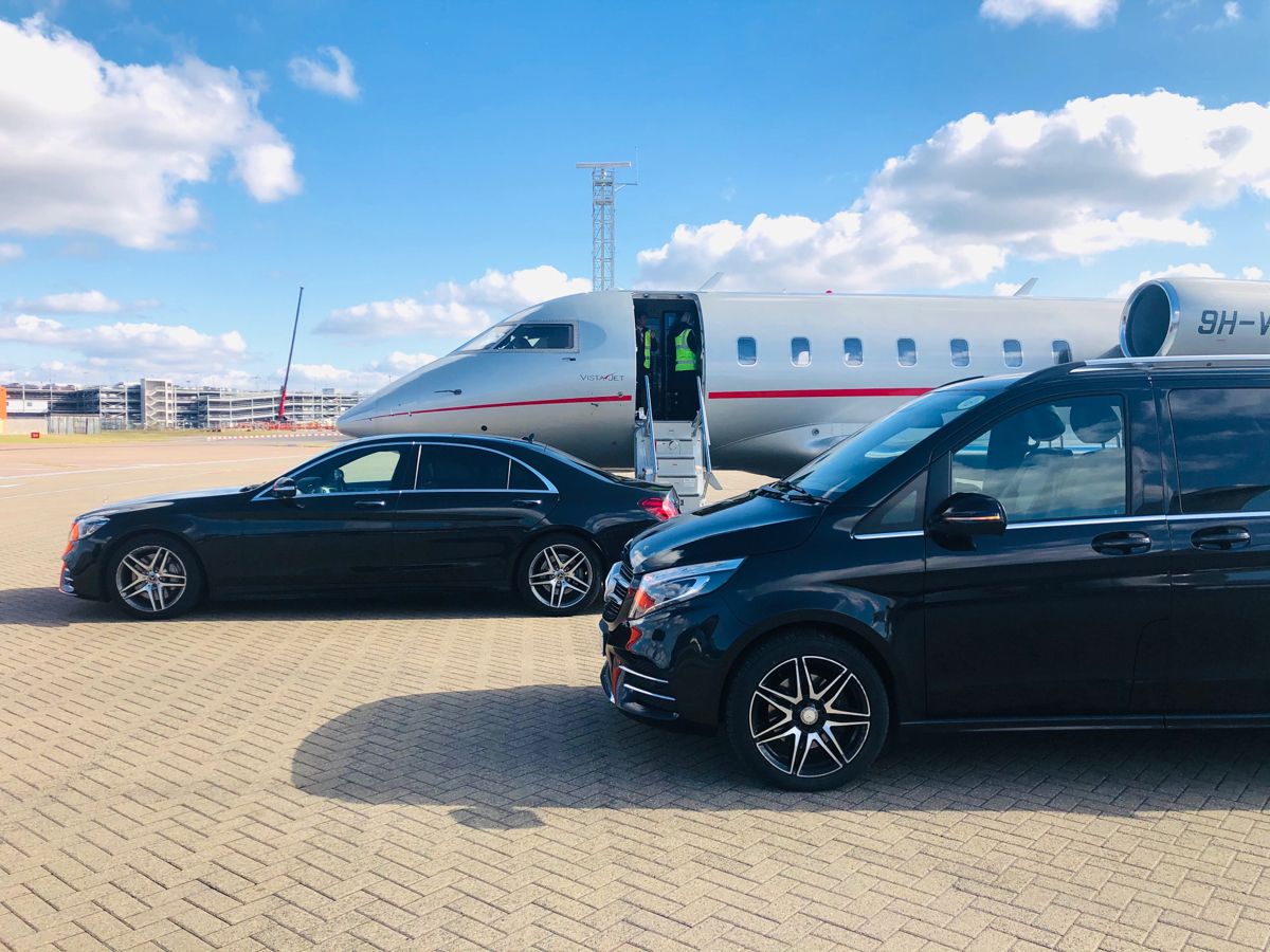 Автомобиль с водителем для поездки на Капшагай — VIP Arenda