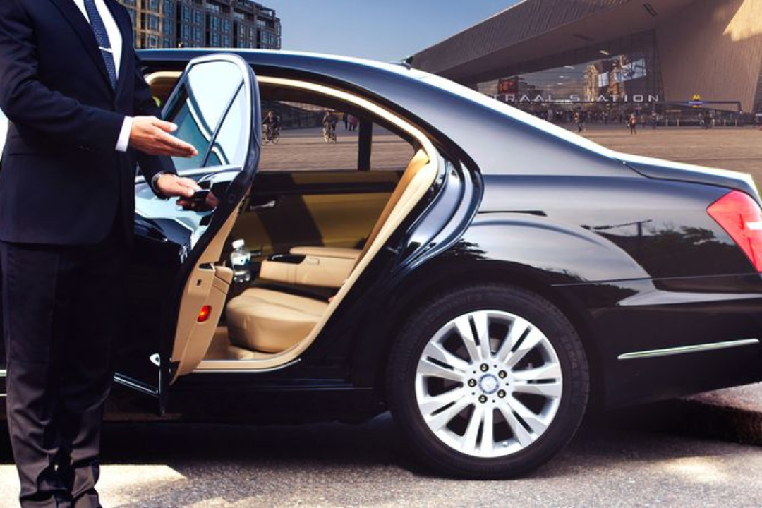 Почему аренда автомобиля с водителем в Алматы выгоднее, чем такси или каршеринг